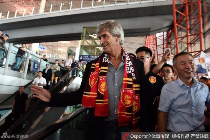 [VIDEO] Manuel Pellegrini es recibido como «rock star» en Beijing por hinchas del Hebei Fortune