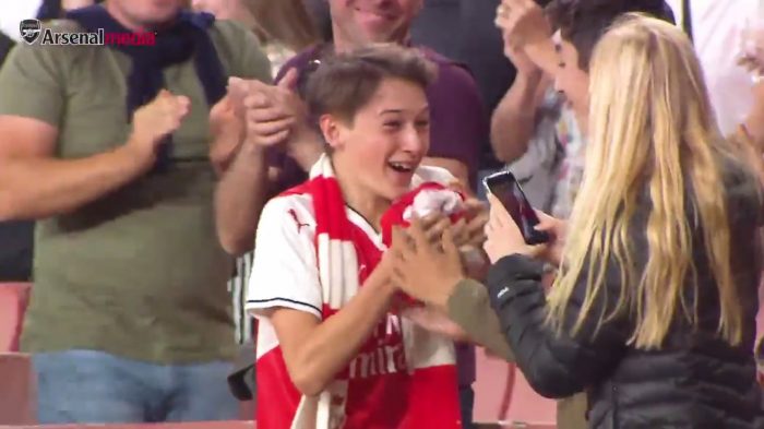 [VIDEO] La emoción de un joven hincha del Arsenal tras recibir inesperado regalo de Mesut Özil