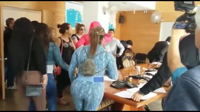 [VIDEO] El violento encuentro entre transexuales y concejales de Iquique por denuncia de malos tratos y discriminación