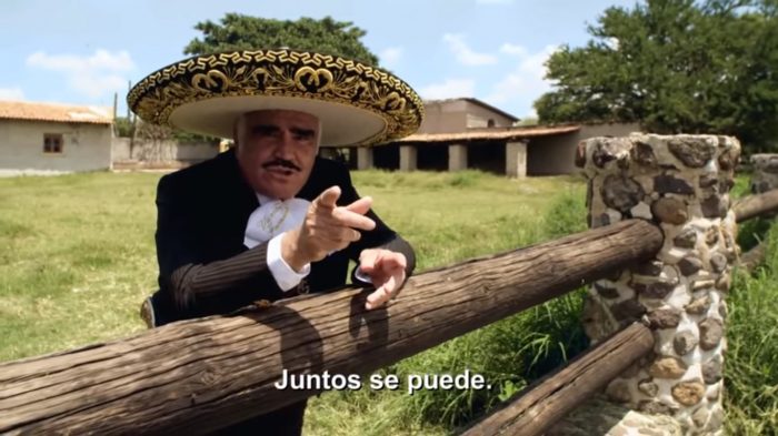 [VIDEO] «Señora Clinton no se olvide de mis hermanos mexicanos»: el corrido de Vicente Fernández dedicado a «La Hillary»
