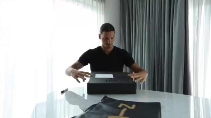 [VIDEO] El desafiante regalo de Zlatan Ibrahimovic a Claudio Bravo: «Lo vas a necesitar»