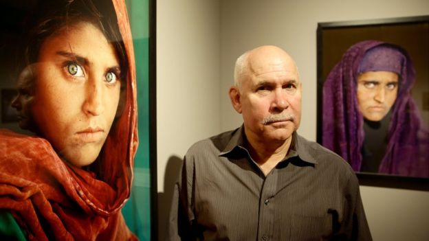 Por qué Pakistán encarceló a la mujer de la famosa foto de la «niña afgana» que apareció en National Geographic en 1985