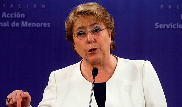 Bachelet abre cuenta de Twitter y felicita a Santos por el Nobel