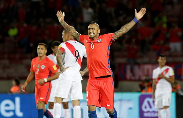 El retorno del Rey: Vidal anota dos goles y mantiene con vida a Chile