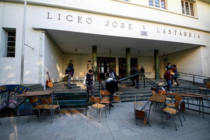 [FOTOS] Alumnos terminan  toma del Liceo Lastarria