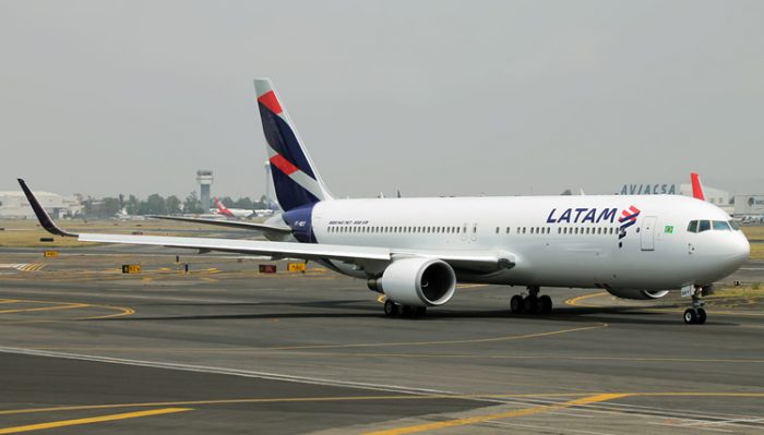 Latam admite que opera vuelos con menos tripulantes debido a huelga en nuestro país