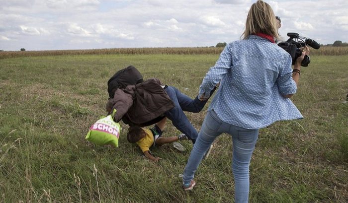 Reportera que pateó e hizo una zancadillas a refugiados: gana un premio