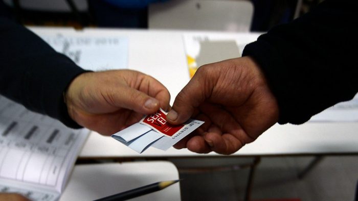 Servel y Registro Civil se enfrentan por errores en domicilio electoral