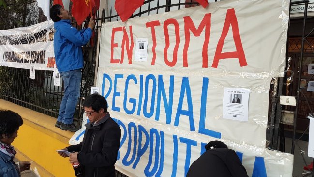 Trabajadores del Sename se toman oficina de Ñuñoa como gesto de solidaridad