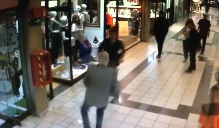 [VIDEO] Anciano derribó a asaltante tras asalto a joyería en un mall