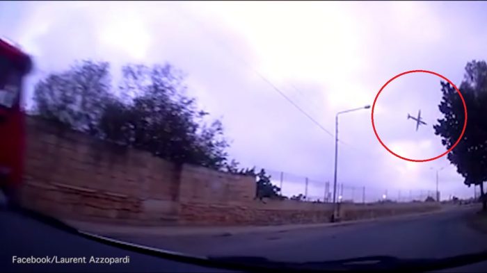 [VIDEO] El momento exacto cuando se estrella una avioneta en Malta minutos después de despegar