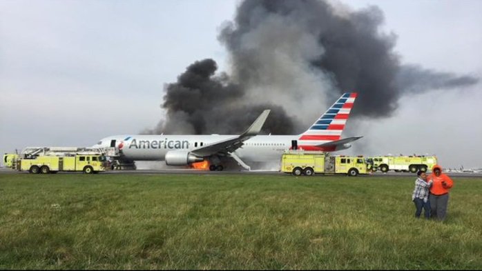 [VIDEO] Avión se quema en plena pista de aterrizaje causando enorme columna de humo