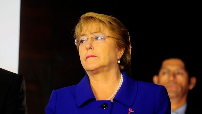Error de Bachelet marca primeras horas de votación: se fue sin firmar libro y tuvo que devolverse