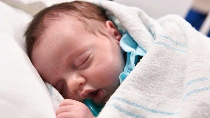 [VIDEO VIDA] El bebé que «nació dos veces» tras una operación para salvarle la vida
