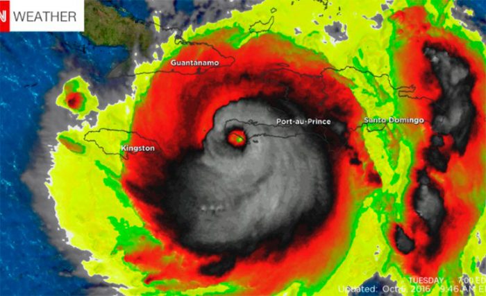 Huracán Matthew se debilita cerca de la costa de EE.UU. tras dejar un saldo de 300 muertos