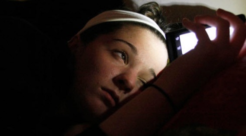 ¿Afecta el smartphone el sueño si lo tenemos en el dormitorio?