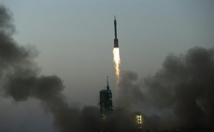 China lanza con éxito su sexta misión espacial tripulada