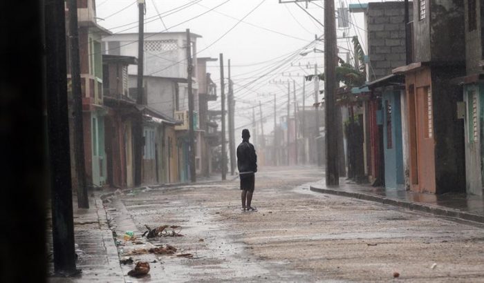 La paciencia, el mejor recurso del cubano para capear el temporal de Matthew