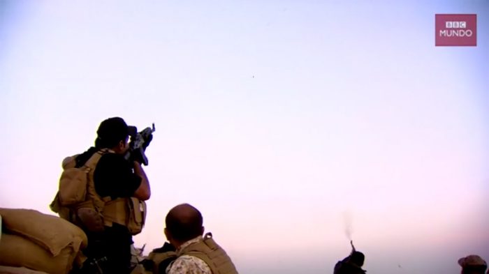 [VIDEO] El sorprendente momento en el que los peshmerga se encuentran con drones de Estado Islámico de camino a Mosul
