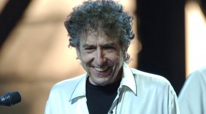 La Academia sueca no ha podido comunicarle el Nobel a Dylan: No contesta