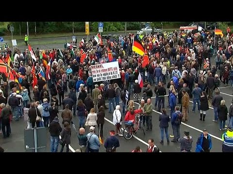 [VIDEO] «Fuera Merkel»: miembros de la ultraderecha abuchean a la Canciller en el día de la reunificación alemana
