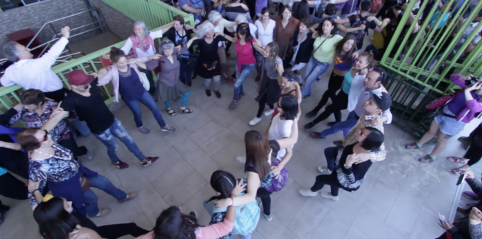 [VIDEO C+C] Fundación Mustakis celebra 20 años con flashmob en la Vega al ritmo de la música de Zorba el griego