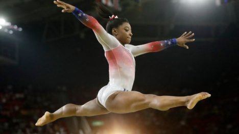 Potencia descomunal y explosiva: la estadounidense Simone Biles es la primera gimnasta en la historia que ganó tres campeonatos mundiales consecutivos en el programa completo.