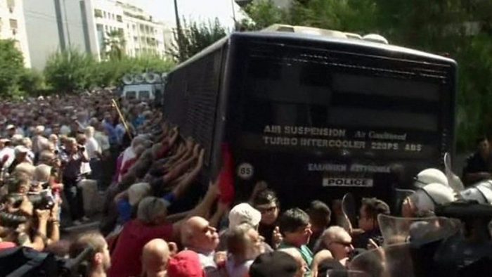 [VIDEO] Impresionantes imágenes de la represalia de la policía contra un grupo de manifestantes ancianos en Grecia