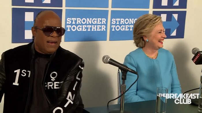 [VIDEO] Stevie Wonder dedicó «Happy Birthday» a Hillary Clinton en un programa de radio