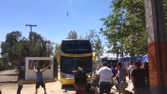 [VIDEO] La «funa» de los hinchas de la U al bus del plantel lanzando bandejas de huevo a la salida del CDA