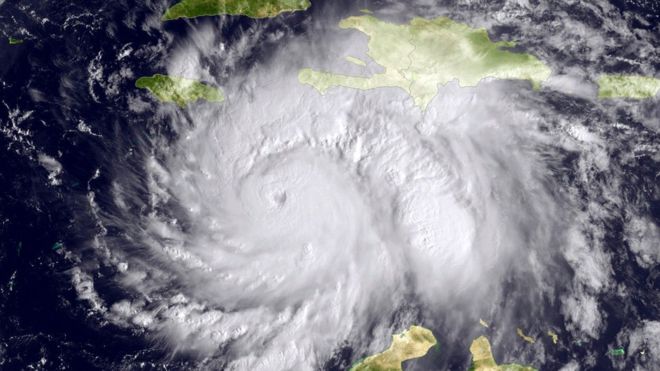 El poderoso huracán Matthew llega a la costa de Haití y amenaza el este de Cuba