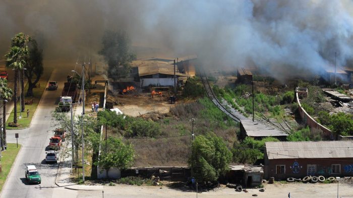 Incendio fuera de control en Vallenar: 12 viviendas alcanzadas en sector de Chamonate