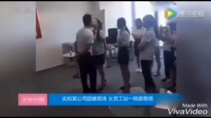 [VIDEO] El jefe chino que obliga a sus empleadas a darle un beso en la boca antes de trabajar