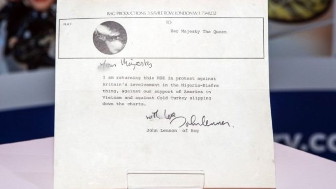 La carta de US$70.000 hallada en un ático en la que John Lennon rechaza la Orden del Imperio Británico