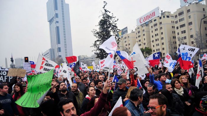Bajo la lluvia miles de chilenos salen nuevamente a la calle para marchar contra las AFP