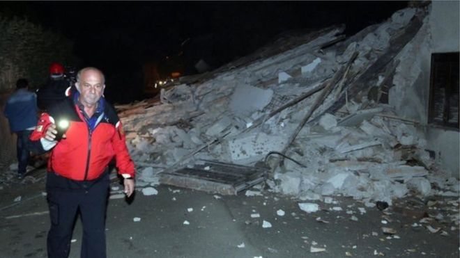 Renzi promete que no habrá «ladrones» en la reconstrucción tras el terremoto