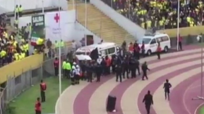 [VIDEO] El momento en que la policía persigue a Enner Valencia mientras se lo llevan en ambulancia