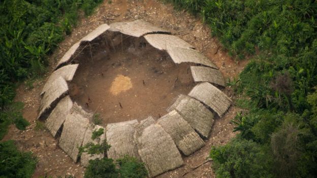 Las fotos aéreas que demuestran que la tribu yanomami del Amazonas sigue aislada del mundo exterior