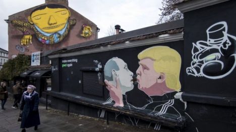 Las declaraciones de Trump en favor de Putin durante la campaña electoral fueron objeto de sátira, tal como lo indica este grafiti en Lituania.