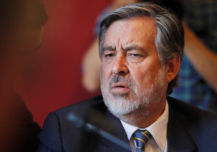 Guillier le pasa la cuenta a Mario Fernández: «No sé si tiene Alzheimer o es así»