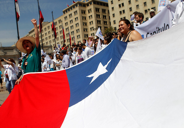 Bachelet pide a funcionarios públicos retomar funciones y estos se agrupan en banderazo frente a La Moneda