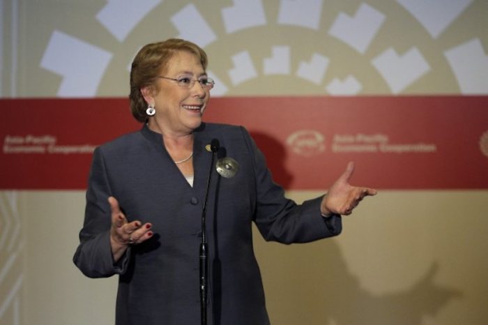 Bachelet firma decreto para horario único en Región de Magallanes