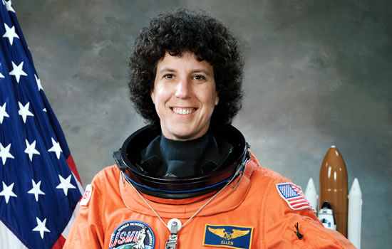 Ellen Baker, astronauta: «Debemos trabajar juntos y proteger nuestro planeta»
