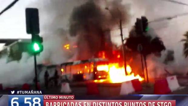 Santiago colapsado, tres buses quemados y rutas bloqueadas en inicio del Paro Nacional No + AFP