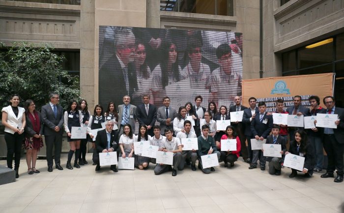 Alumnos del Colegio Suizo y Colegio Buin obtuvieron el primer lugar en el concurso escolar “Economía + cerca” del Banco Central