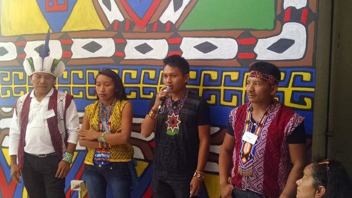 Indígenas Huni Kuin de la amazonia brasileña dejan su marca cultural en Santiago