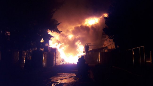 Más de 3.500 personas fueron evacuadas en Puerto Chacabuco por incendio en bodega de productos químicos