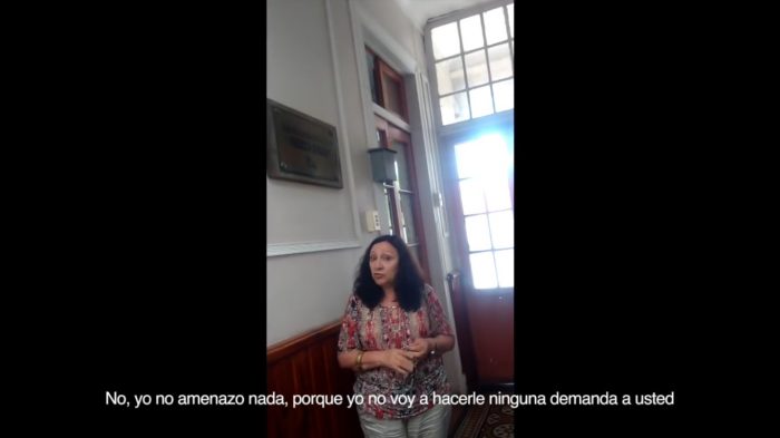 [VIDEO] El registro de una madre que acusa discriminación tras ser expulsada junto a sus hijos de una casa de acogida por expresar afecto a otra mujer