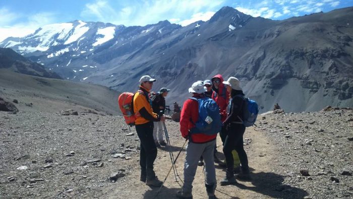 Las claves para hacer trekking según el primer chileno que escaló el Everest