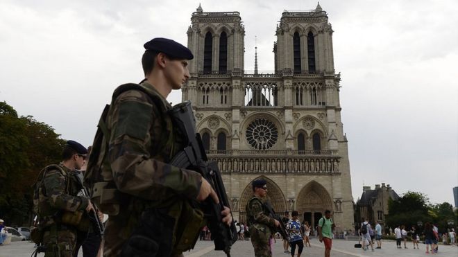 ¿Qué es el Estado de emergencia y por qué Francia lo mantiene 12 meses después de los ataques de París?